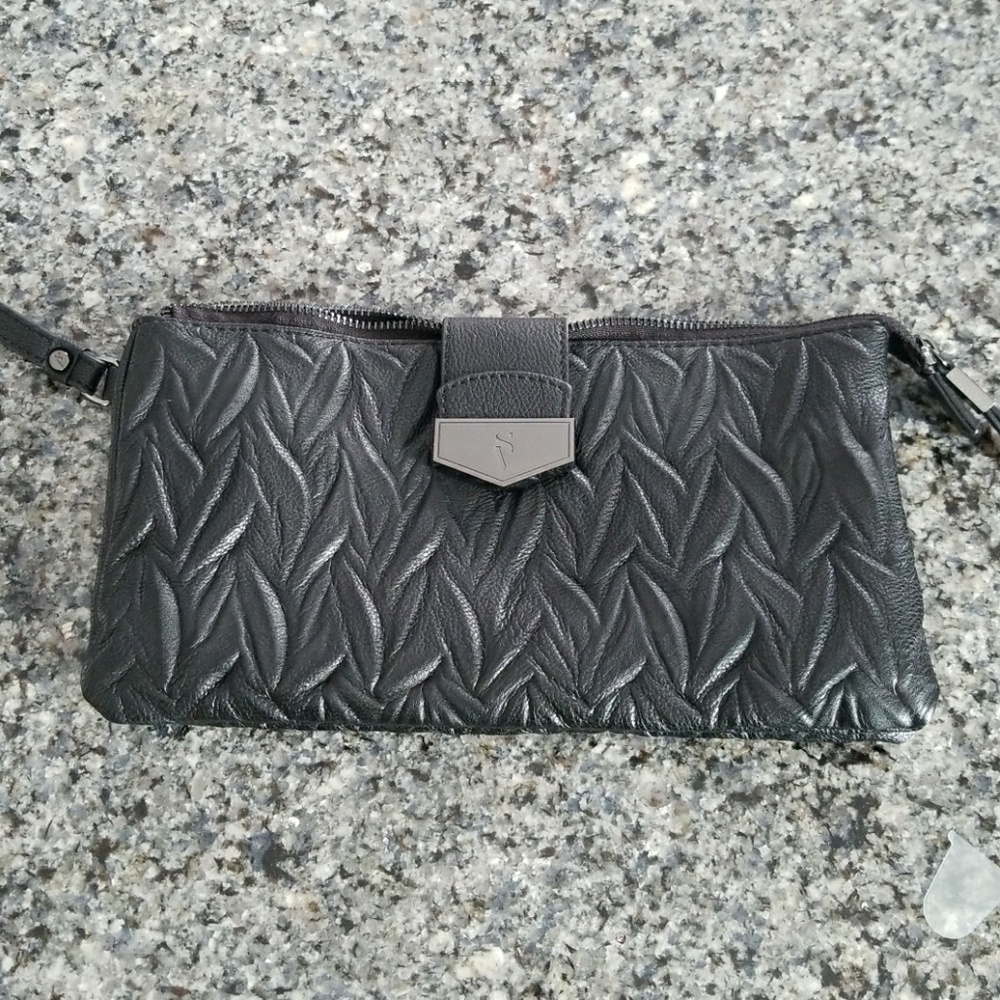 Simply Vera wristlet